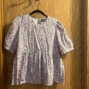 Short sleeved, floral blouse. Size: Large